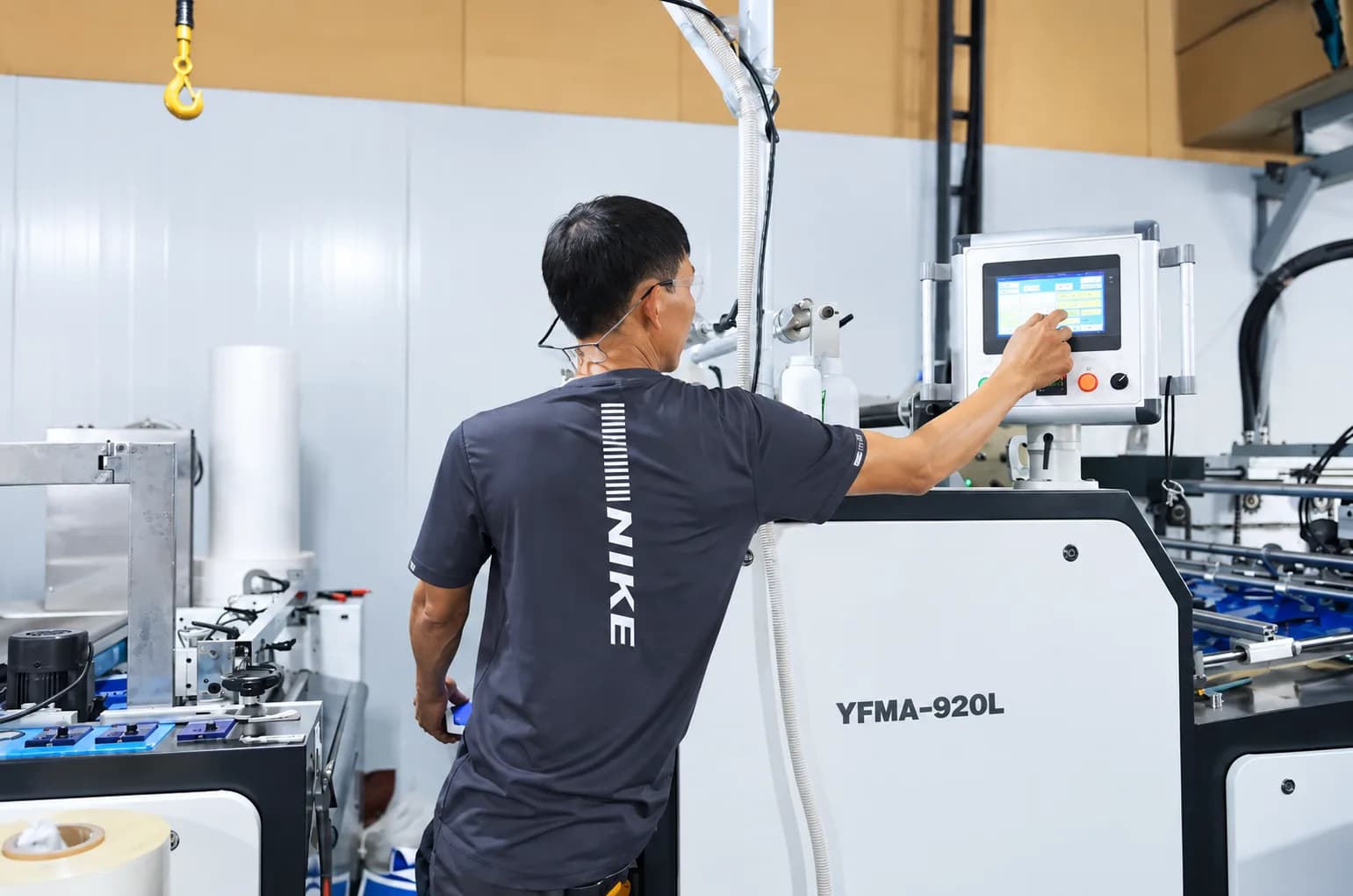 Máy cán màng tại xưởng