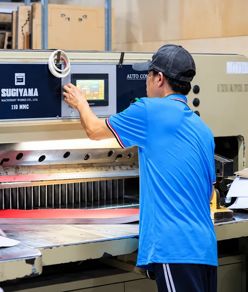 Máy xén giấy tại xưởng
