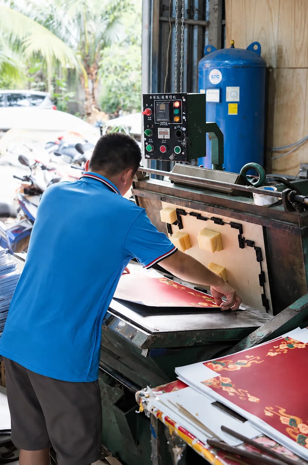 Bế tờ in hộp quà trên máy bế