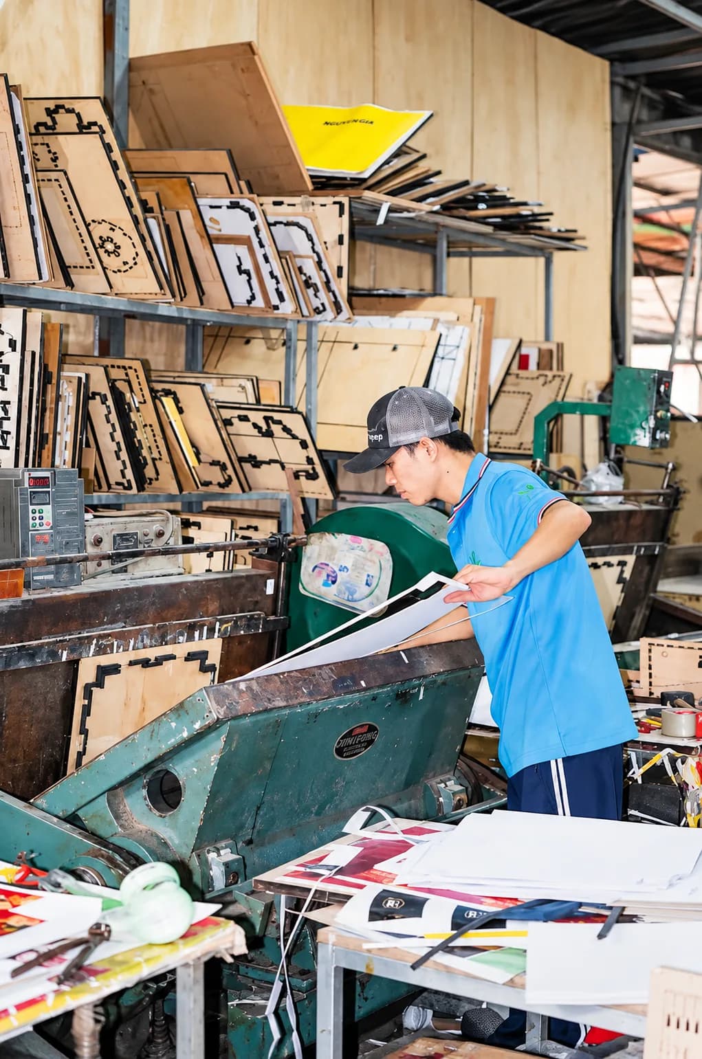Bế khuôn trên máy bế bán tự động